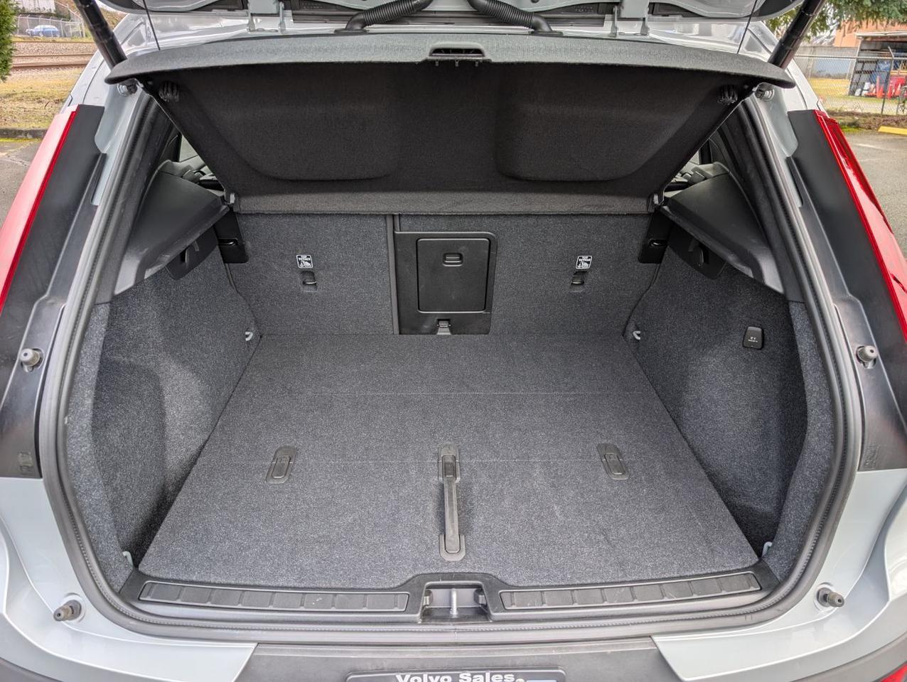 2025 Volvo XC40 B5 Hybrid AWD PLUS | High Performance Audio, 360° Cam, Panoramic Roof, 4 Heated Seats & Heated Wheel Portland OR