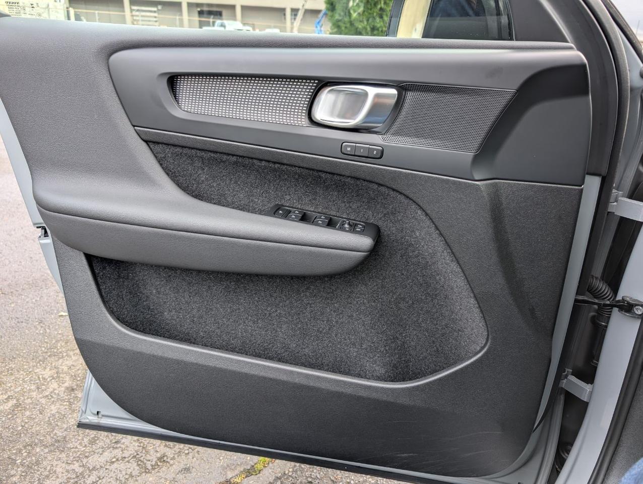 2025 Volvo XC40 B5 Hybrid AWD PLUS | High Performance Audio, 360° Cam, Panoramic Roof, 4 Heated Seats & Heated Wheel Portland OR