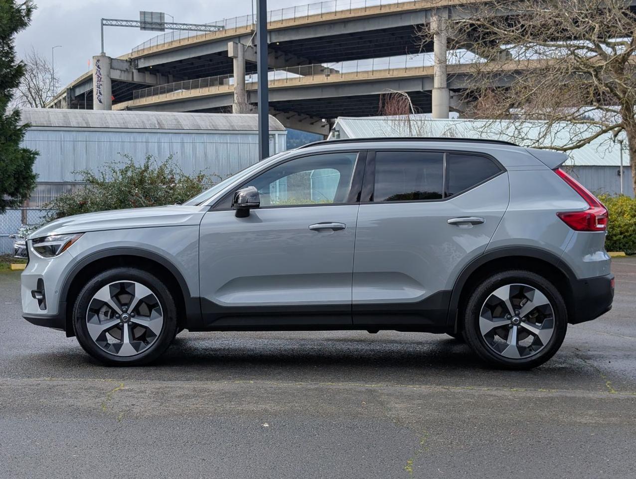 2025 Volvo XC40 B5 Hybrid AWD PLUS | High Performance Audio, 360° Cam, Panoramic Roof, 4 Heated Seats & Heated Wheel Portland OR