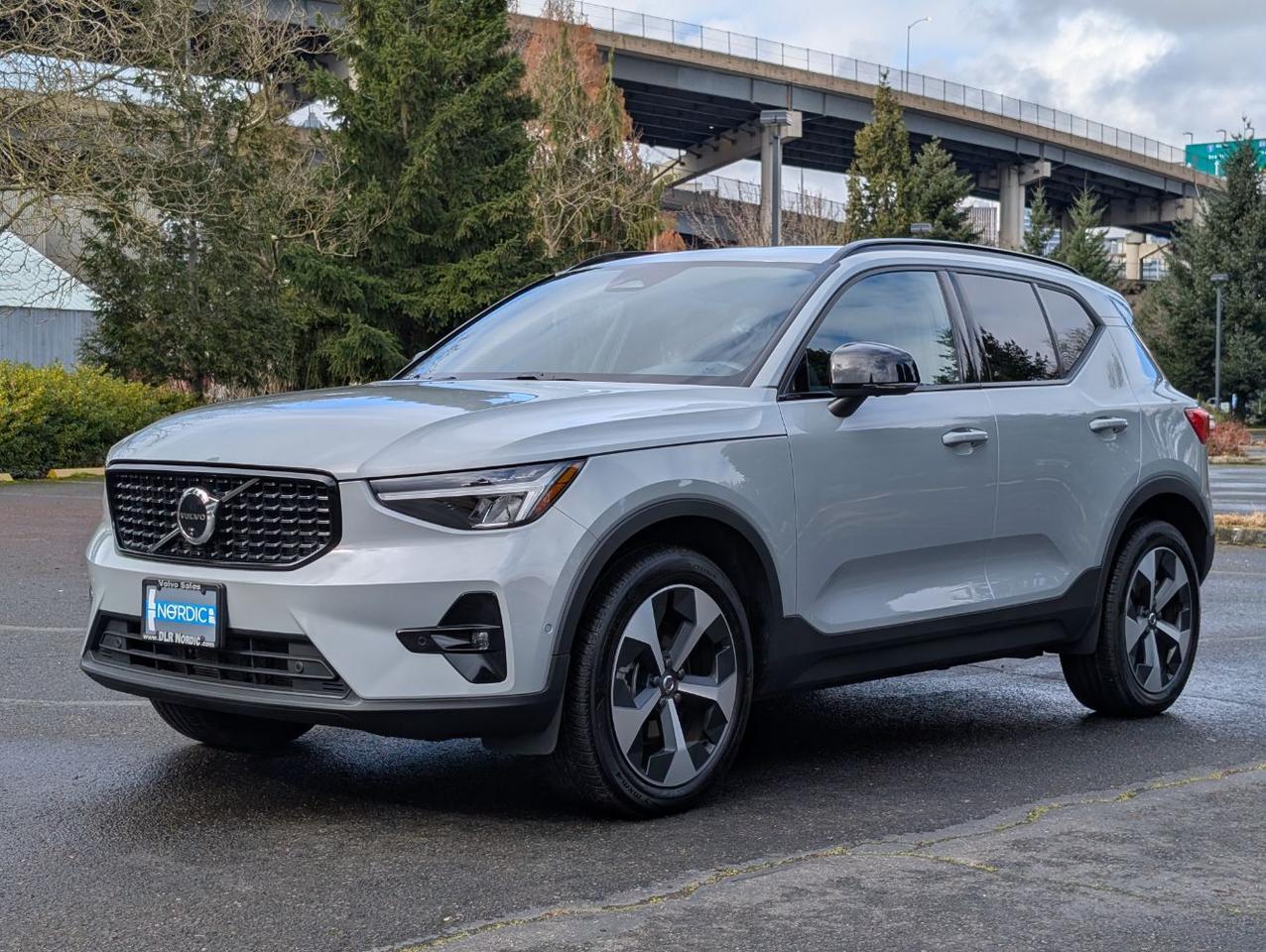 2025 Volvo XC40 B5 Hybrid AWD PLUS | High Performance Audio, 360° Cam, Panoramic Roof, 4 Heated Seats & Heated Wheel Portland OR