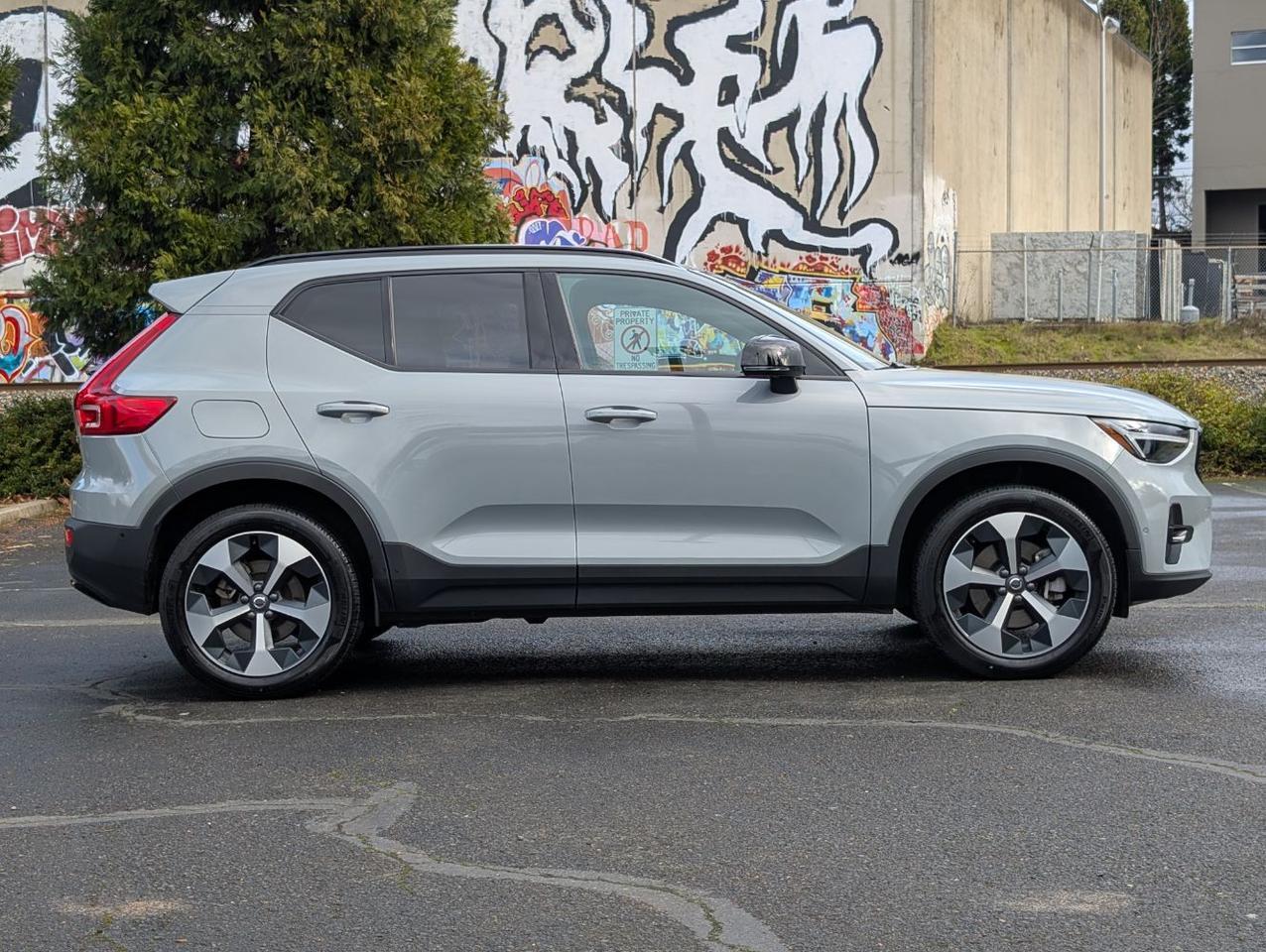 2025 Volvo XC40 B5 Hybrid AWD PLUS | High Performance Audio, 360° Cam, Panoramic Roof, 4 Heated Seats & Heated Wheel Portland OR