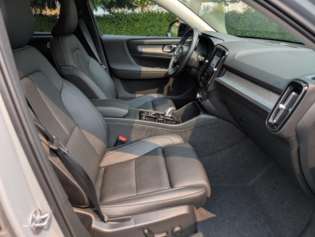2025 Volvo XC40 B5 Hybrid AWD ULTRA | Harman Kardon, Pilot Assist, Climate Pkg * Portland OR