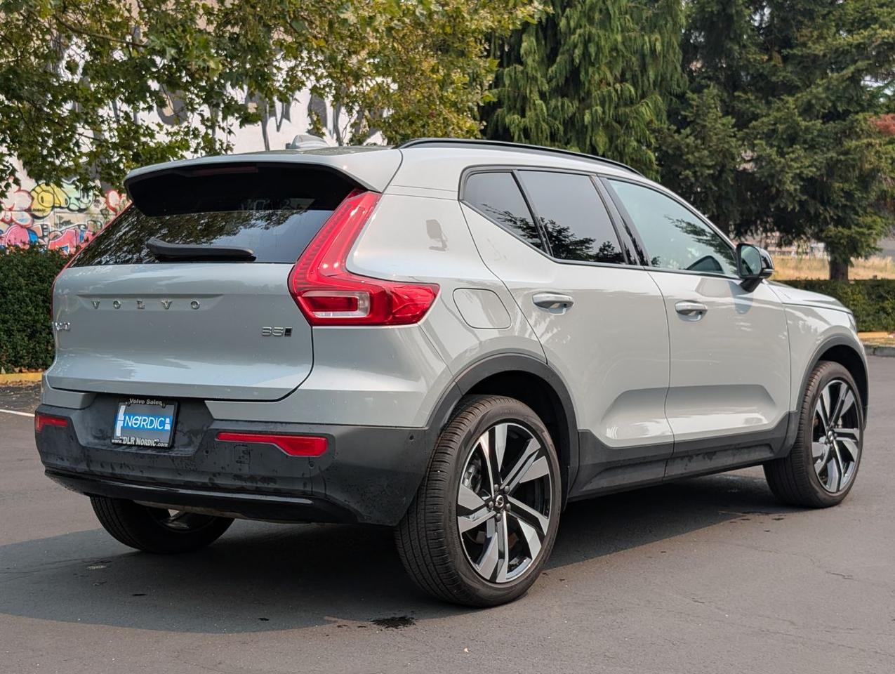 2025 Volvo XC40 B5 Hybrid AWD ULTRA | Harman Kardon, Pilot Assist, Climate Pkg * Portland OR