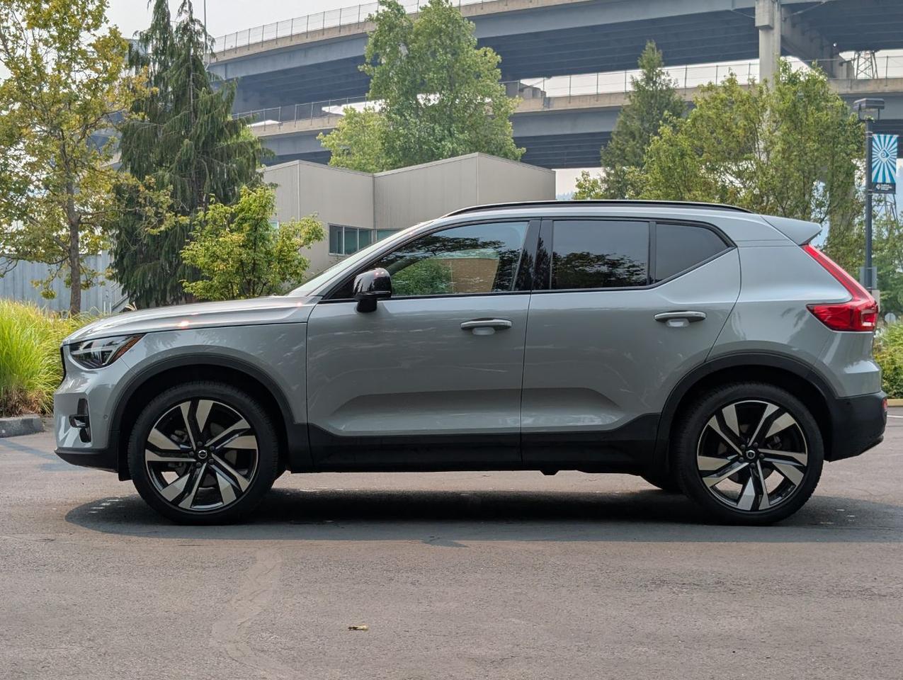 2025 Volvo XC40 B5 Hybrid AWD ULTRA | Harman Kardon, Pilot Assist, Climate Pkg * Portland OR