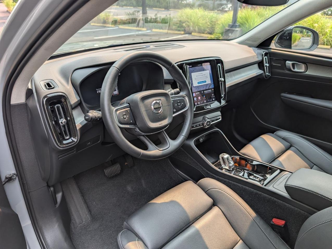 2025 Volvo XC40 B5 Hybrid AWD ULTRA | Harman Kardon, Pilot Assist, Climate Pkg * Portland OR