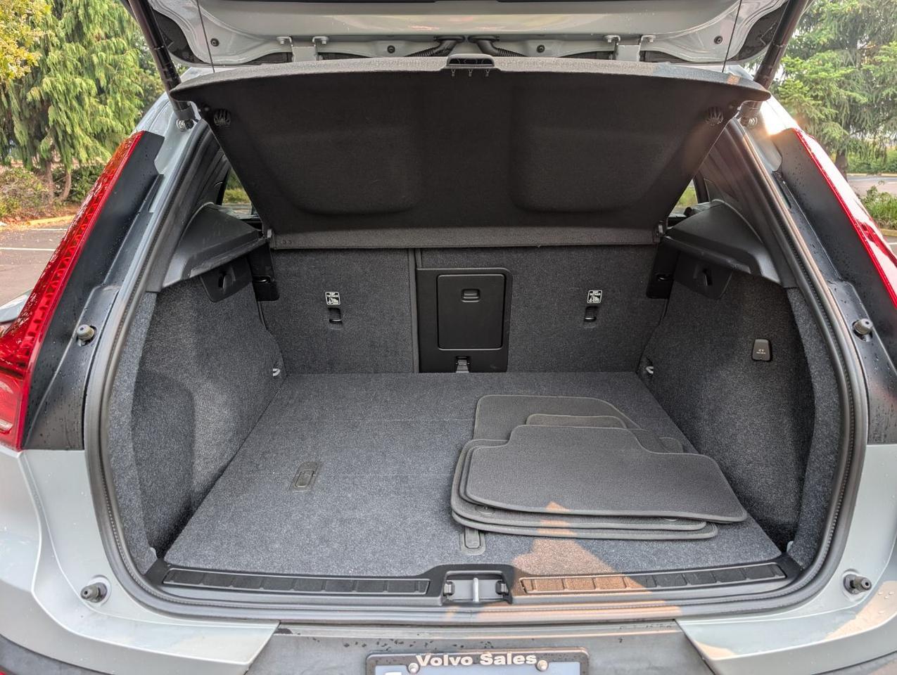 2025 Volvo XC40 B5 Hybrid AWD ULTRA | Harman Kardon, Pilot Assist, Climate Pkg * Portland OR
