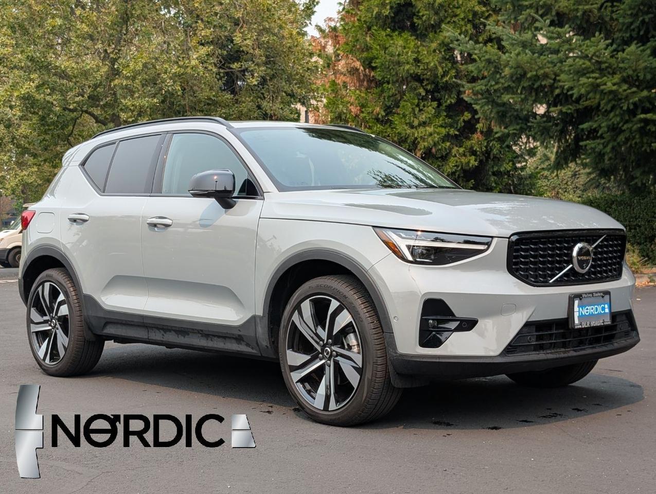2025 Volvo XC40 B5 Hybrid AWD ULTRA | Harman Kardon, Pilot Assist, Climate Pkg *