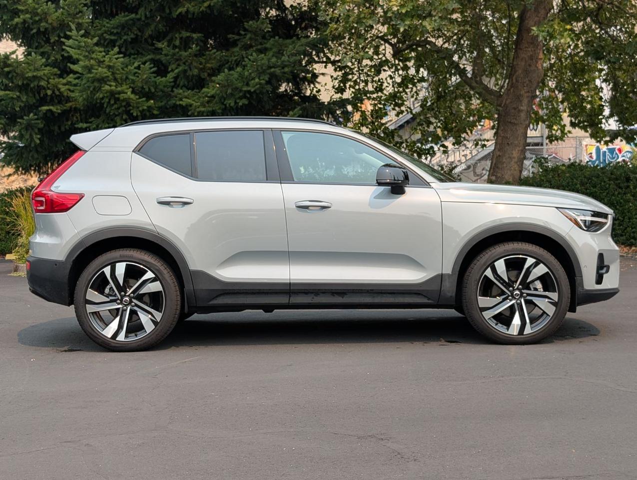 2025 Volvo XC40 B5 Hybrid AWD ULTRA | Harman Kardon, Pilot Assist, Climate Pkg * Portland OR
