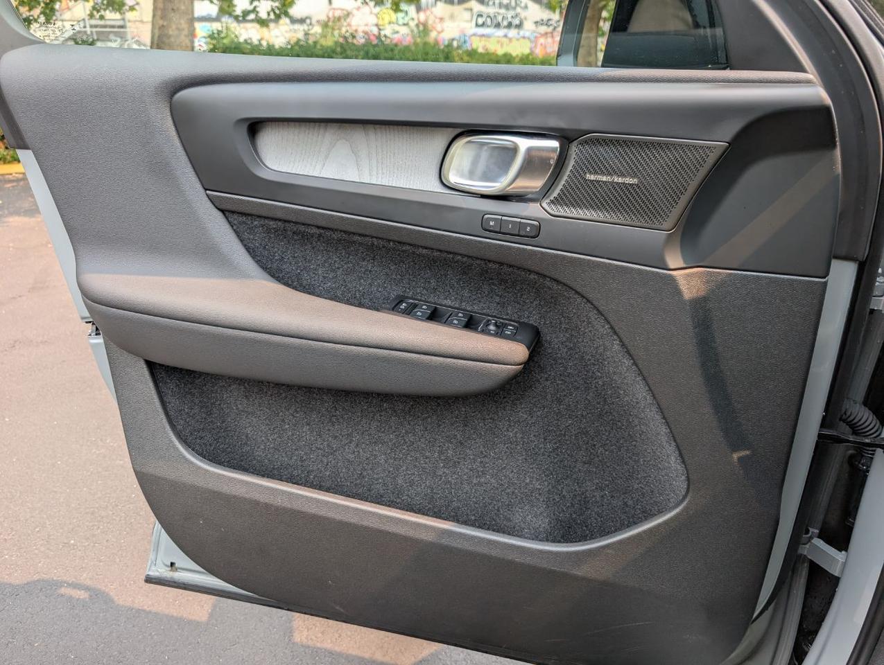2025 Volvo XC40 B5 Hybrid AWD ULTRA | Harman Kardon, Pilot Assist, Climate Pkg * Portland OR