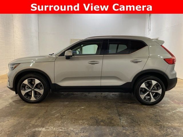 2025 Volvo XC40 B5 Plus Bright Theme