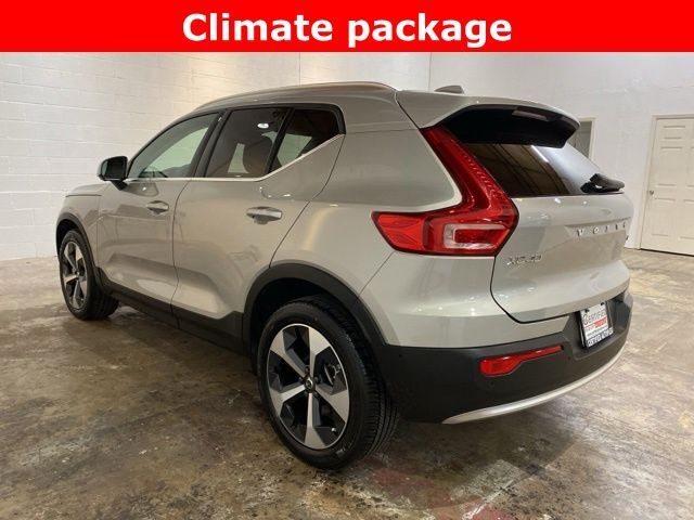 2025 Volvo XC40 B5 Plus Bright Theme