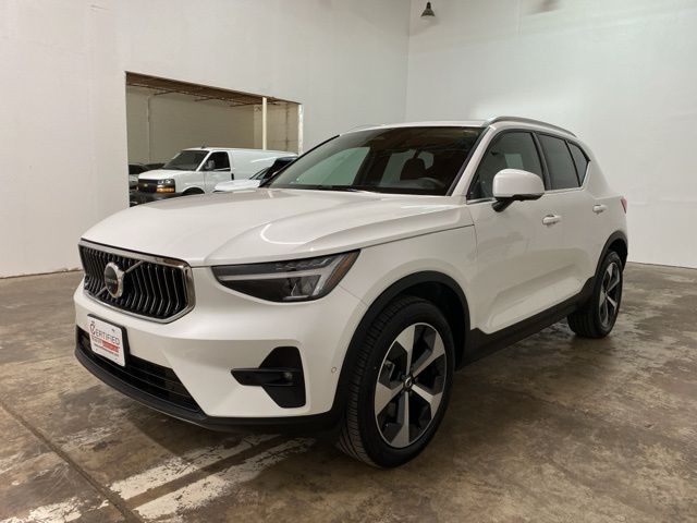 2025 Volvo XC40 B5 Plus Bright Theme