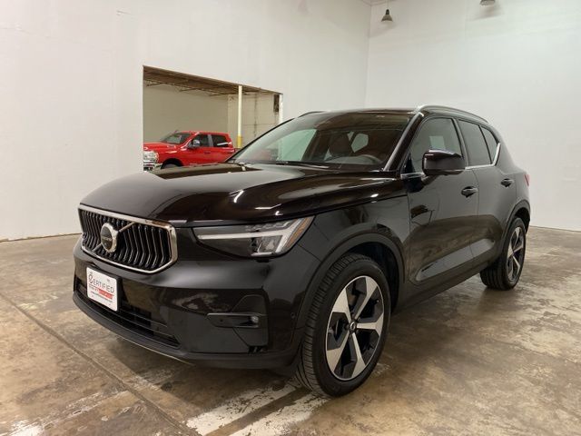 2025 Volvo XC40 B5 Plus Bright Theme
