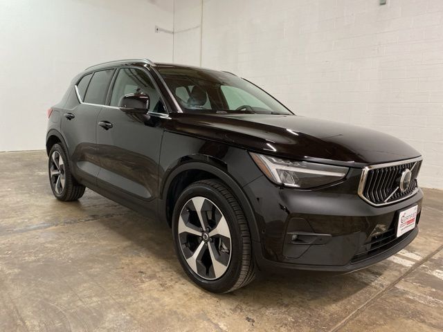 2025 Volvo XC40 B5 Plus Bright Theme