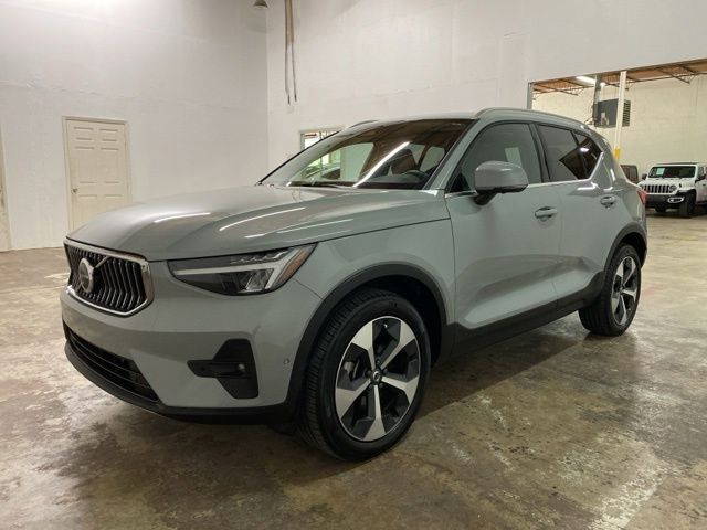 2025 Volvo XC40 B5 Plus Bright Theme