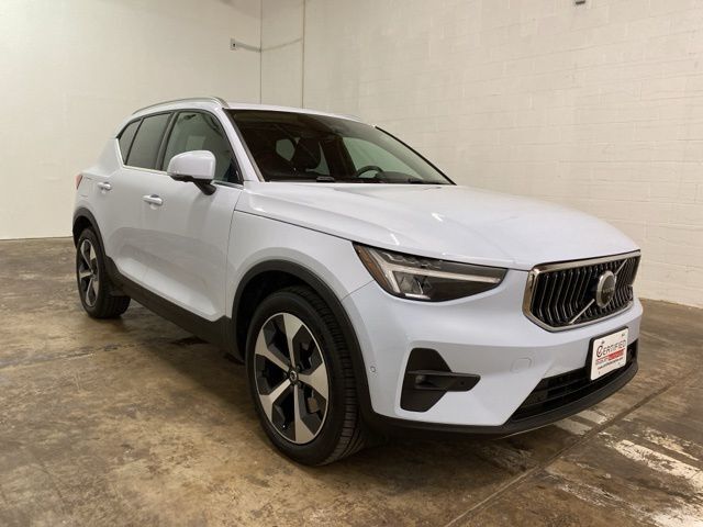 2025 Volvo XC40 B5 Plus Bright Theme