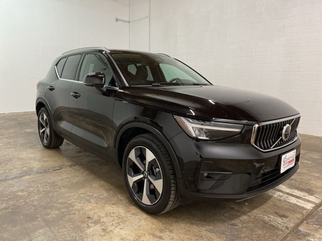 2025 Volvo XC40 B5 Plus Bright Theme