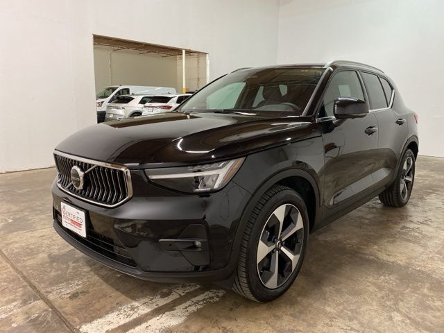 2025 Volvo XC40 B5 Plus Bright Theme