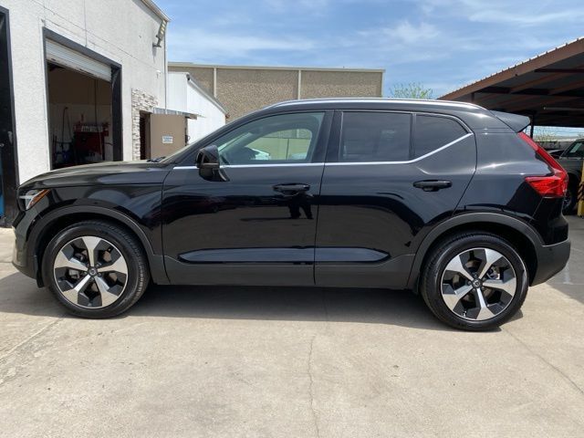 2025 Volvo XC40 B5 Plus Bright Theme