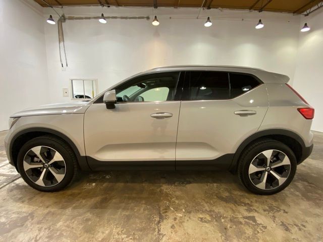 2025 Volvo XC40 B5 Plus Bright Theme
