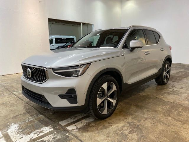 2025 Volvo XC40 B5 Plus Bright Theme