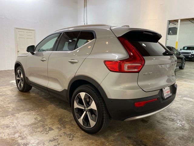 2025 Volvo XC40 B5 Plus Bright Theme