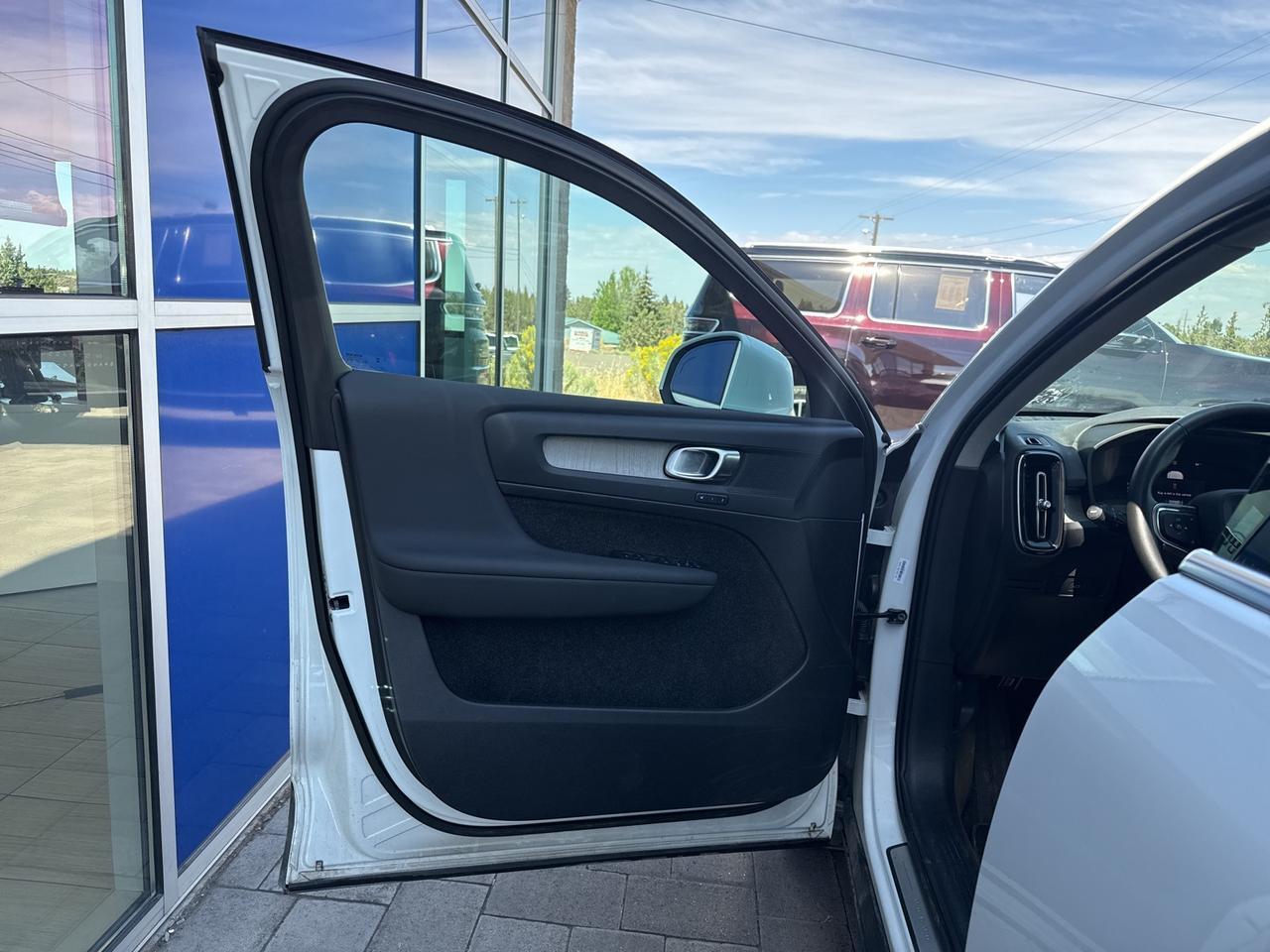 2025 Volvo XC40 B5 Plus Bright Theme Bend OR
