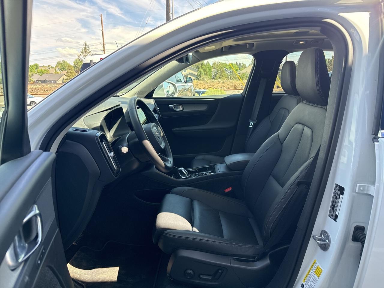 2025 Volvo XC40 B5 Plus Bright Theme Bend OR