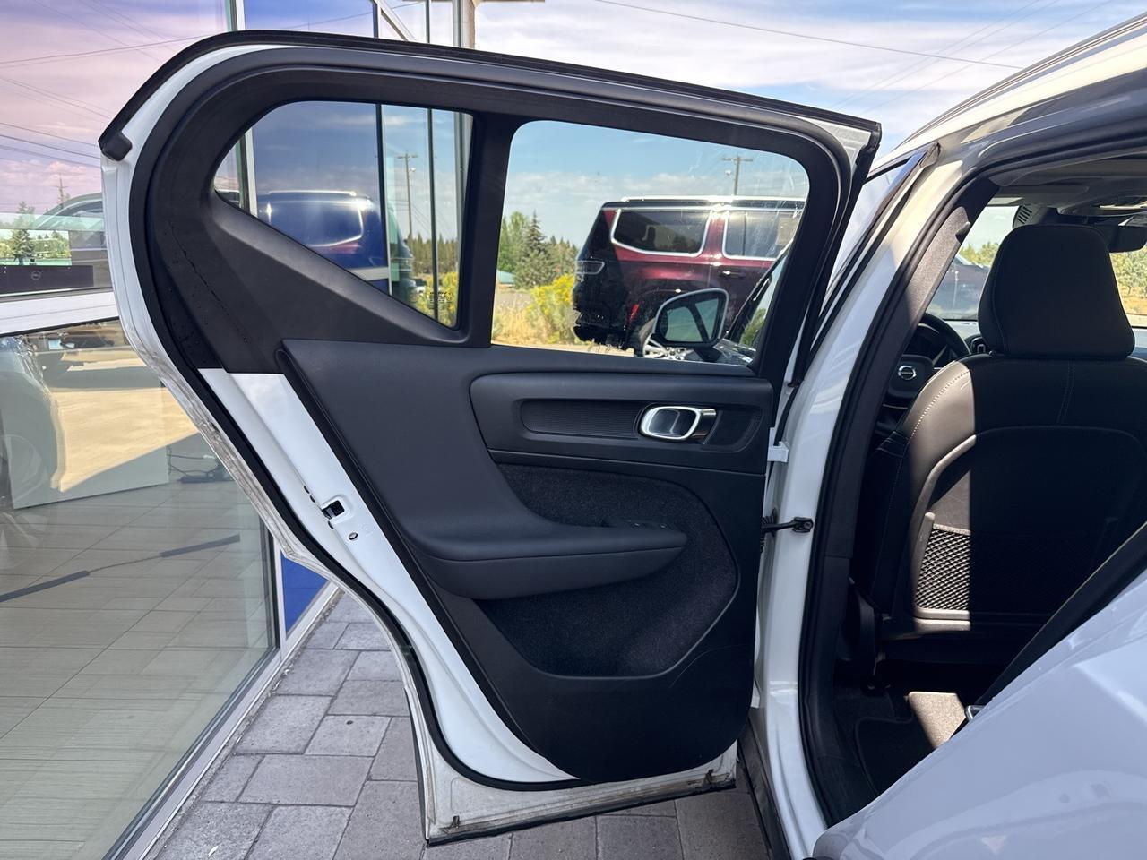 2025 Volvo XC40 B5 Plus Bright Theme Bend OR
