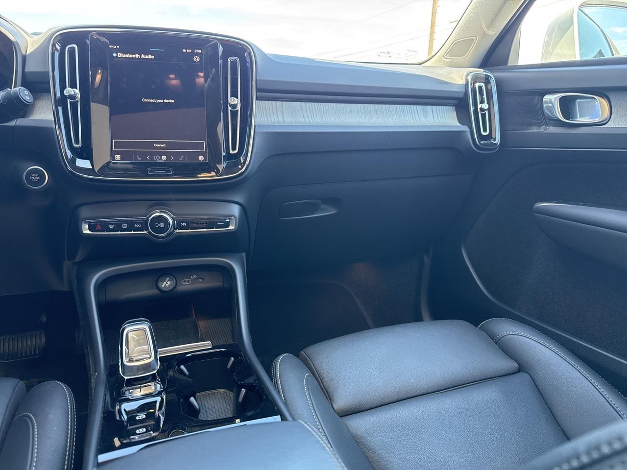 2025 Volvo XC40 B5 Plus Bright Theme Bend OR