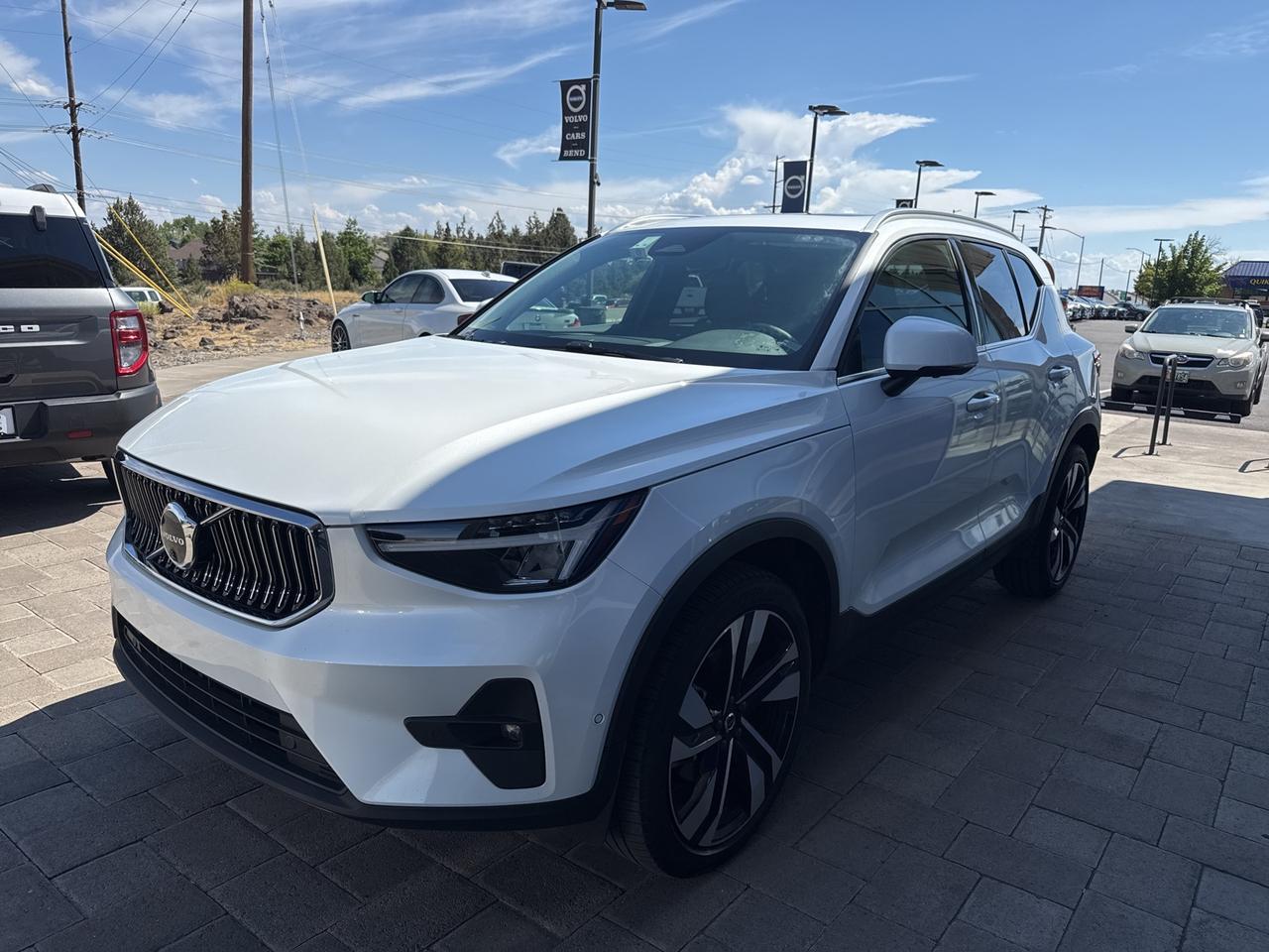 2025 Volvo XC40 B5 Plus Bright Theme Bend OR