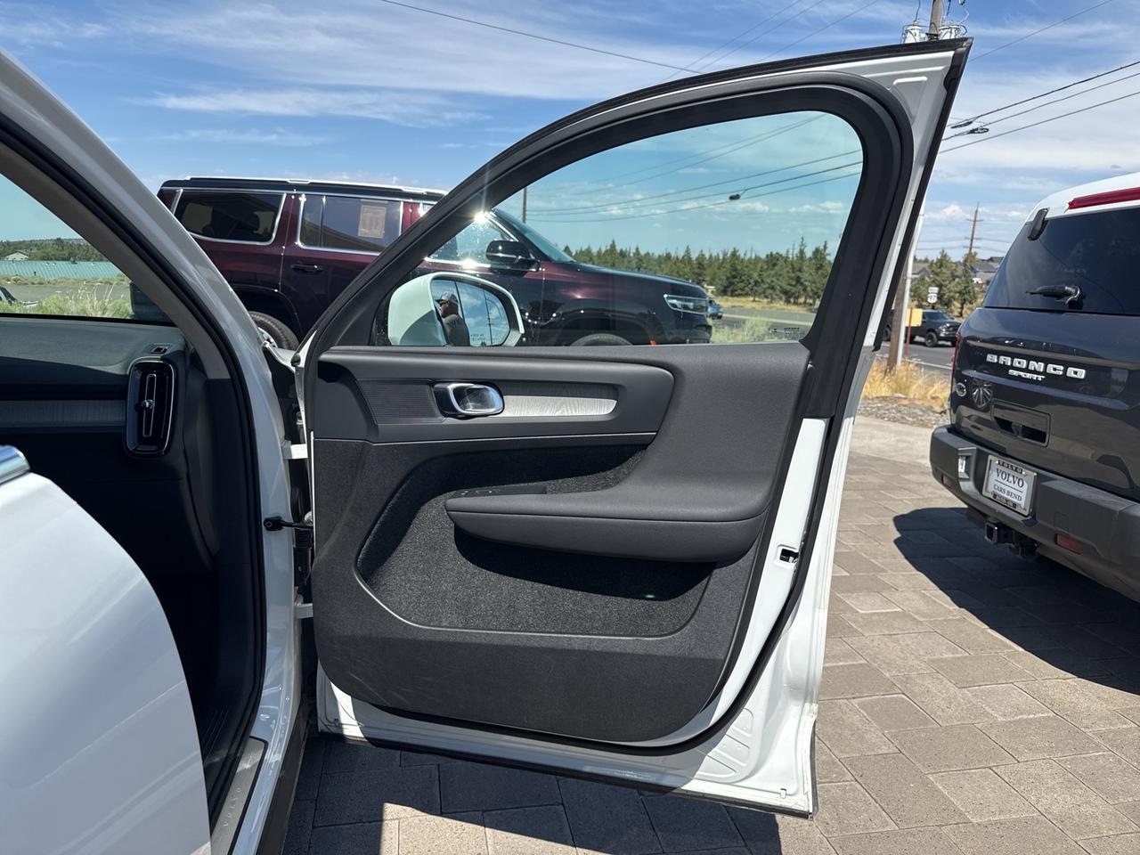 2025 Volvo XC40 B5 Plus Bright Theme Bend OR