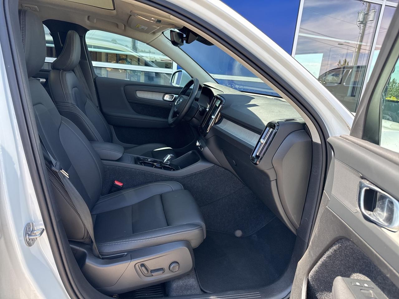 2025 Volvo XC40 B5 Plus Bright Theme Bend OR