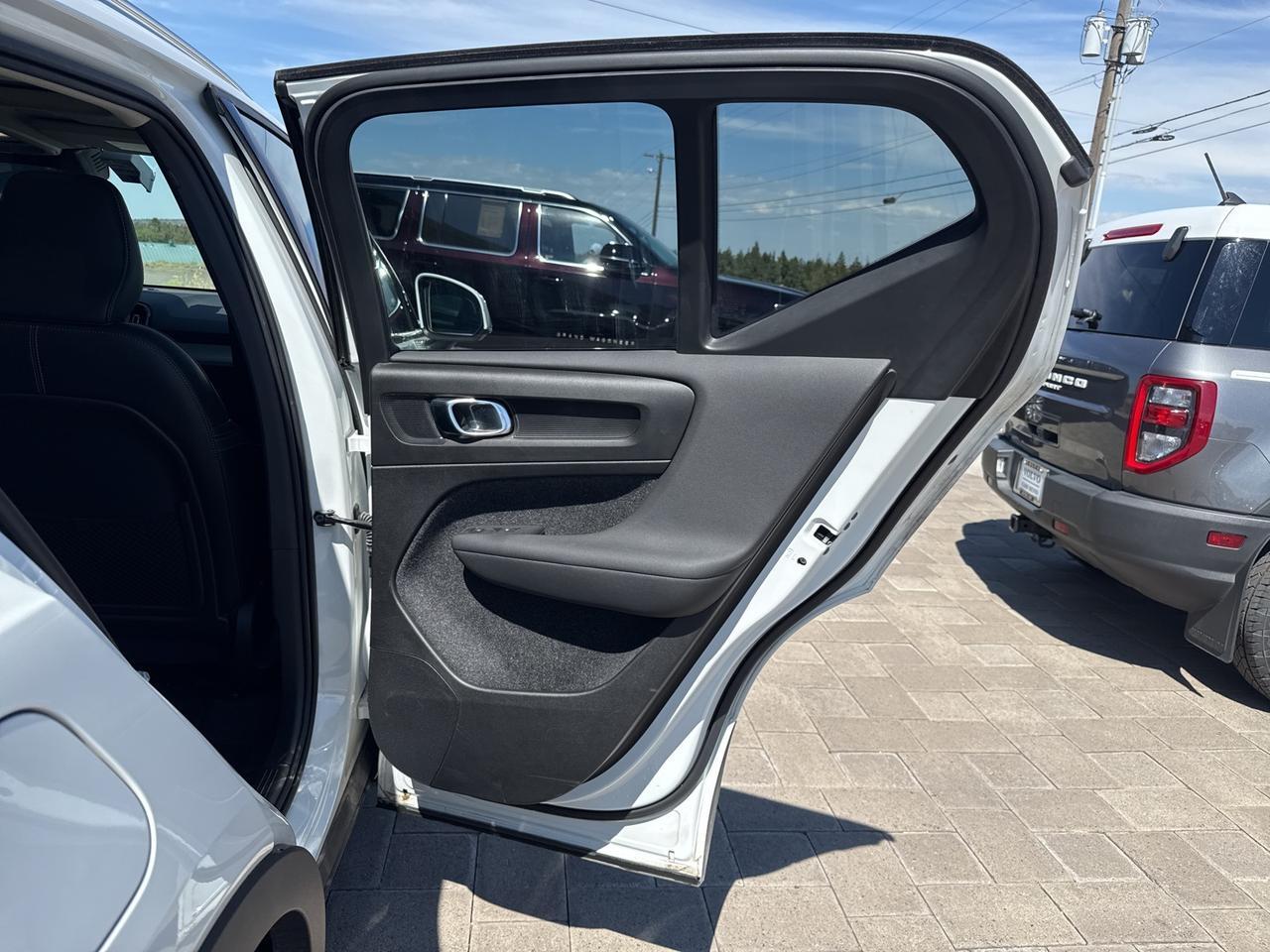 2025 Volvo XC40 B5 Plus Bright Theme Bend OR