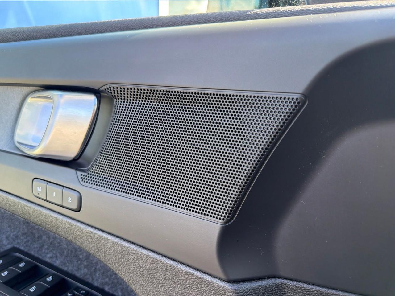 2025 Volvo XC40 B5 Plus Bright Theme Bend OR