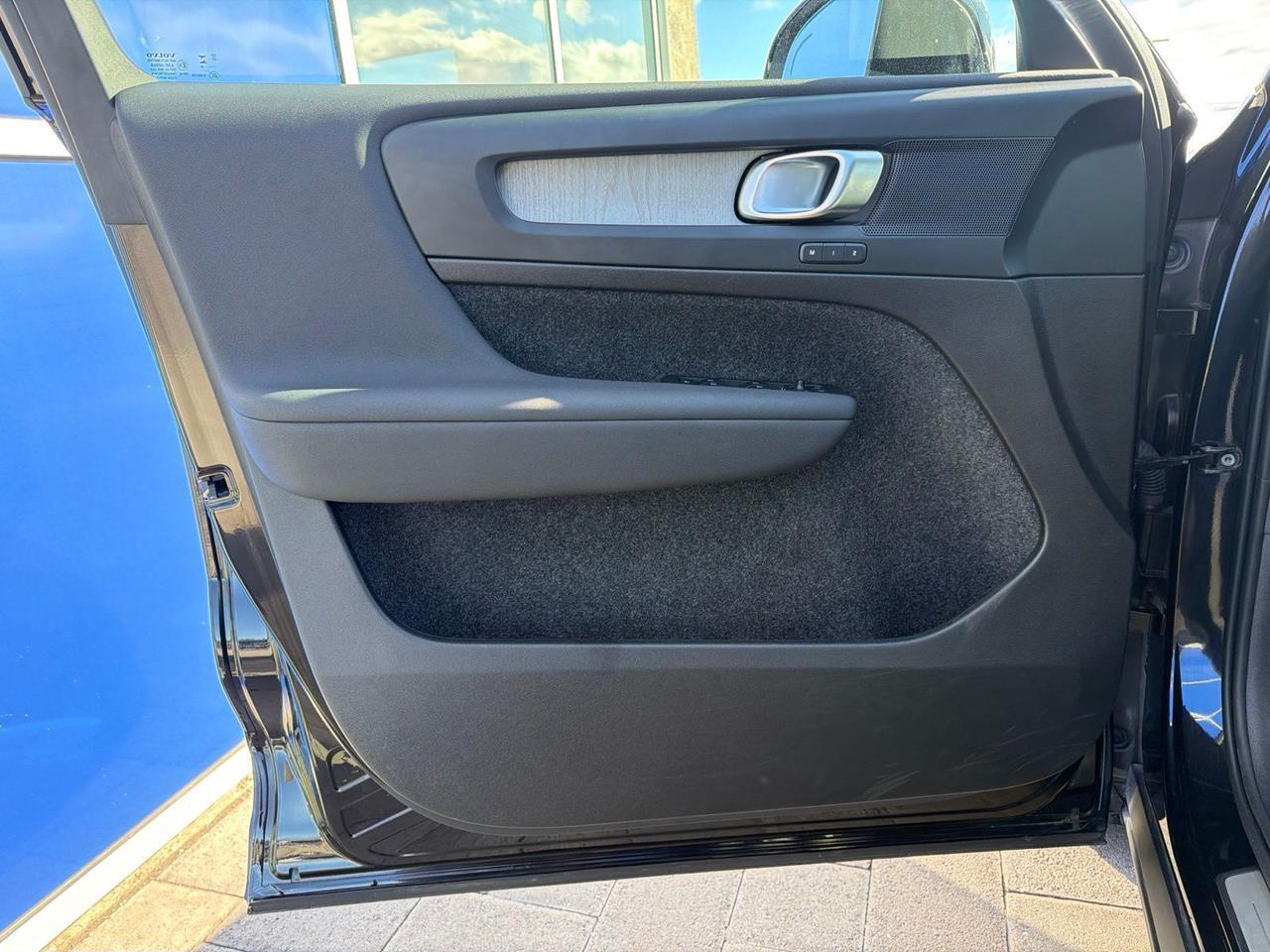 2025 Volvo XC40 B5 Plus Bright Theme Bend OR