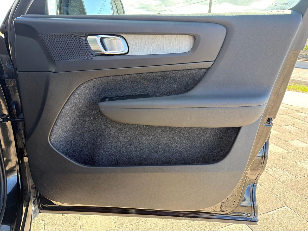 2025 Volvo XC40 B5 Plus Bright Theme Bend OR
