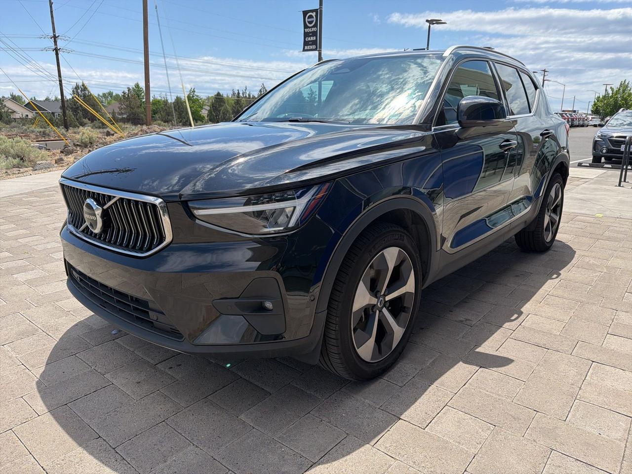 2025 Volvo XC40 B5 Plus Bright Theme Bend OR