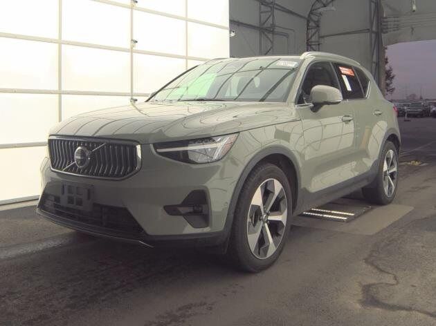 2025 Volvo XC40 B5 Plus Bright Theme Bend OR