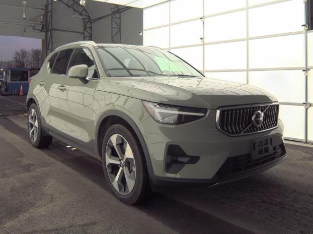 2025 Volvo XC40 B5 Plus Bright Theme