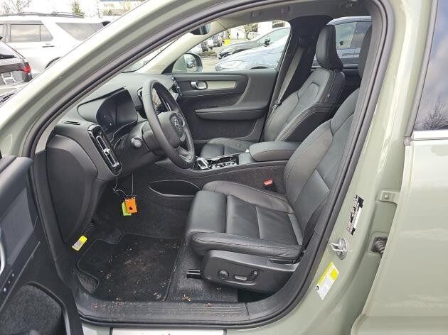 2025 Volvo XC40 B5 Plus Bright Theme Bend OR