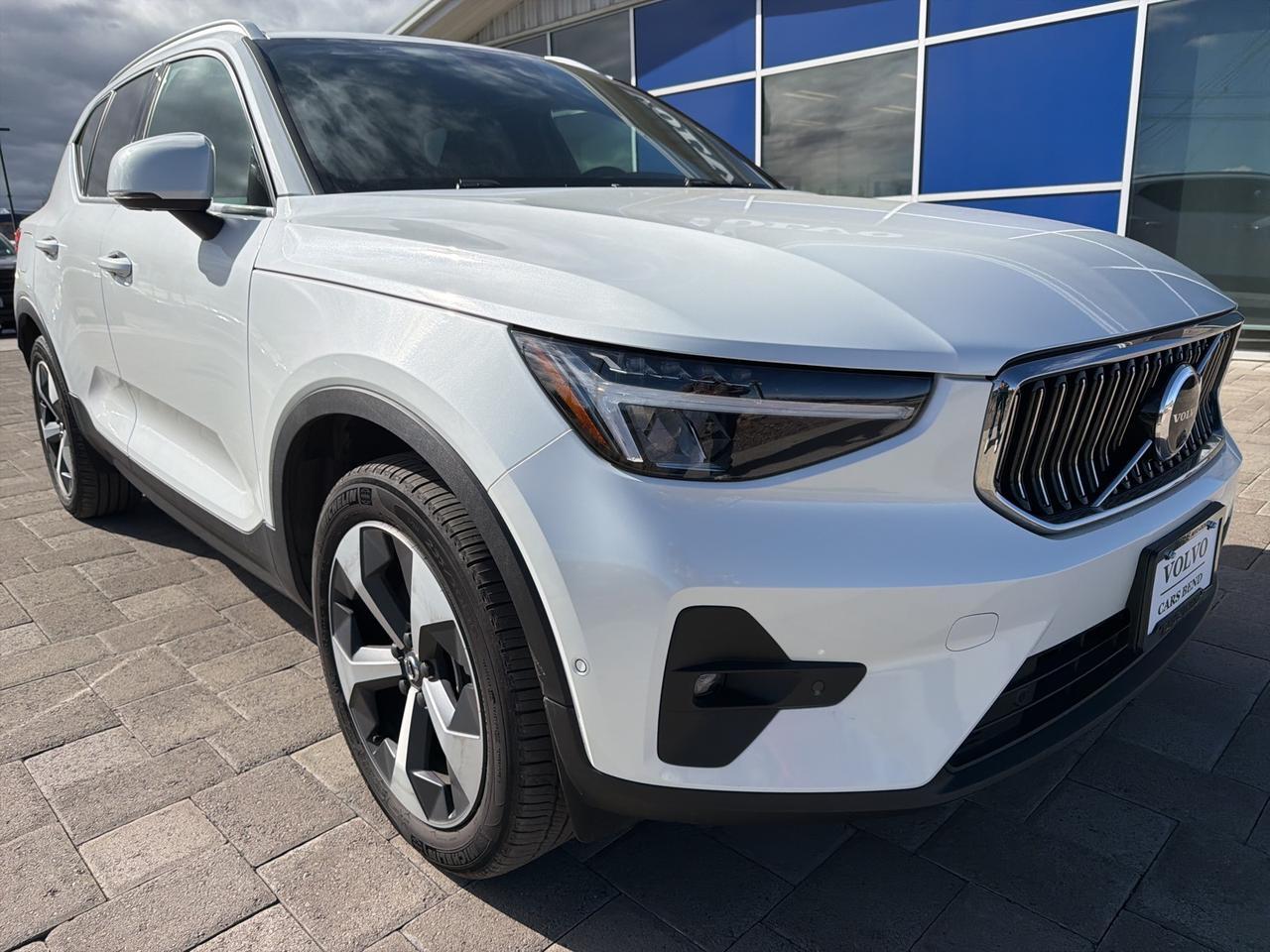 2025 Volvo XC40 B5 Plus Bright Theme