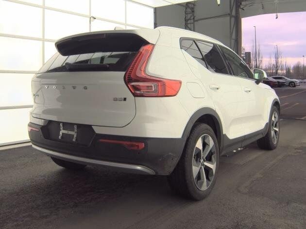 2025 Volvo XC40 B5 Plus Bright Theme Bend OR