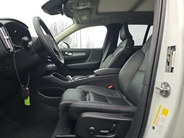 2025 Volvo XC40 B5 Plus Bright Theme Bend OR