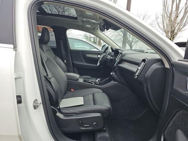 2025 Volvo XC40 B5 Plus Bright Theme Bend OR