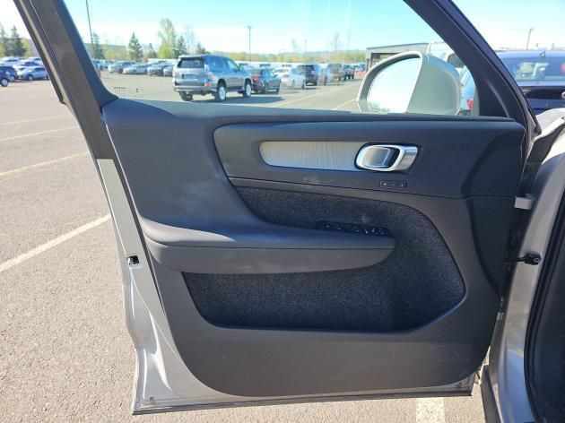 2025 Volvo XC40 B5 Plus Bright Theme Surround View Camera Park Assist Portland OR