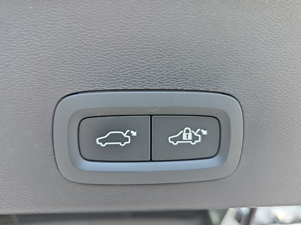 2025 Volvo XC40 B5 Plus Bright Theme Hunt Valley MD
