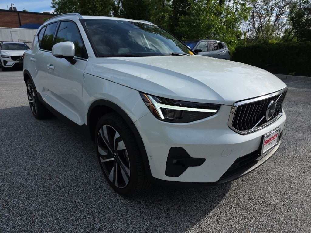 2025 Volvo XC40 B5 Plus Bright Theme