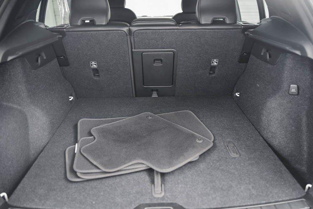 2025 Volvo XC40 B5 Plus Dark Theme Akron OH