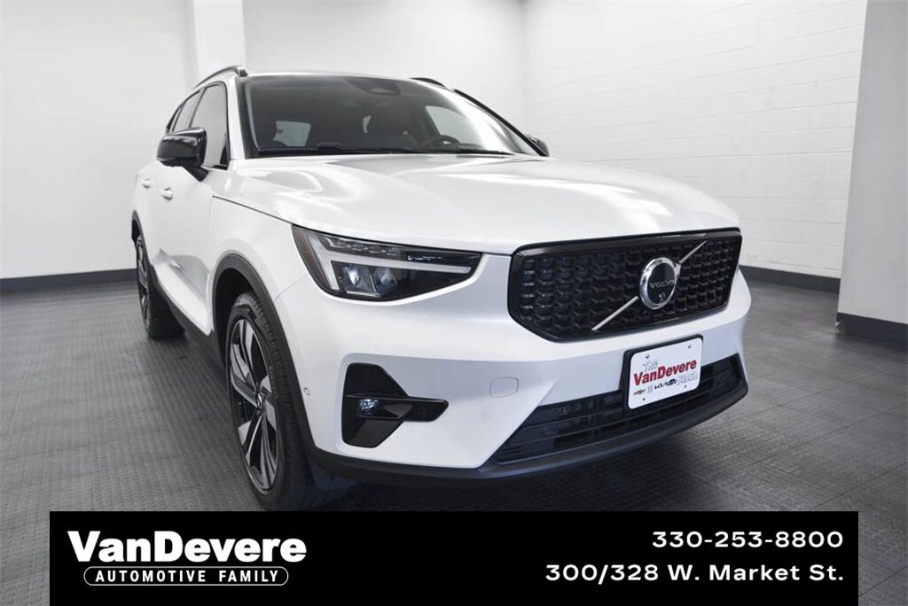 2025 Volvo XC40 B5 Plus Dark Theme Akron OH